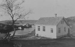 Bilde av Akseth Skole, Akseth, Fjellværøy, Hitra. Ca. 1935. 