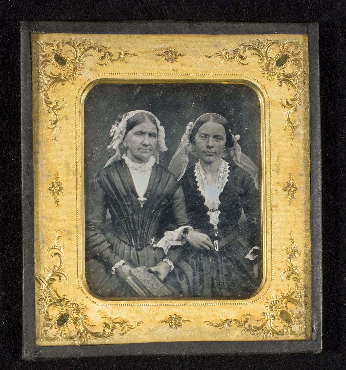 Daguerreotypi av mor og datter.
F.v.: Kristine Garmann f. Stamann (1793-1867), Cecilie Katherine Torp f. Kahrs Garmann (1826-1856).