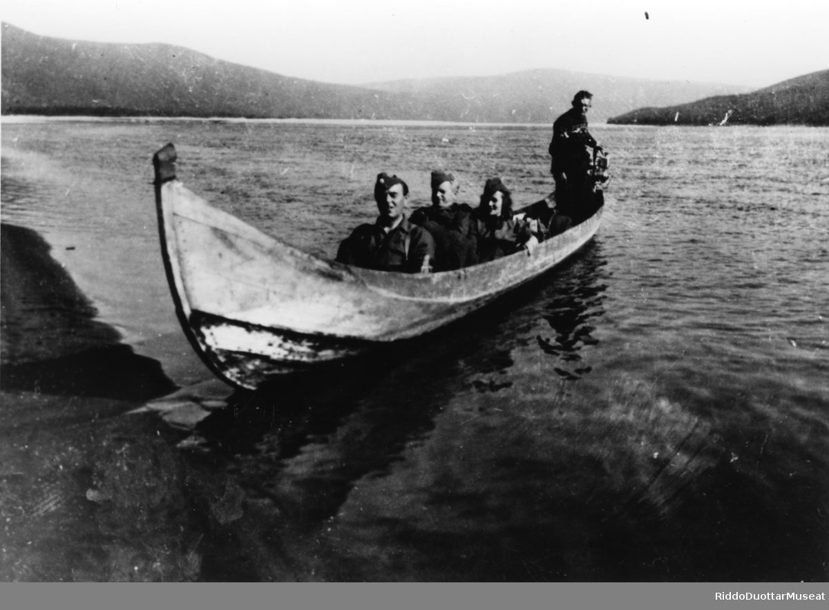 Tre soldater og en sykepleier i elvebåt.