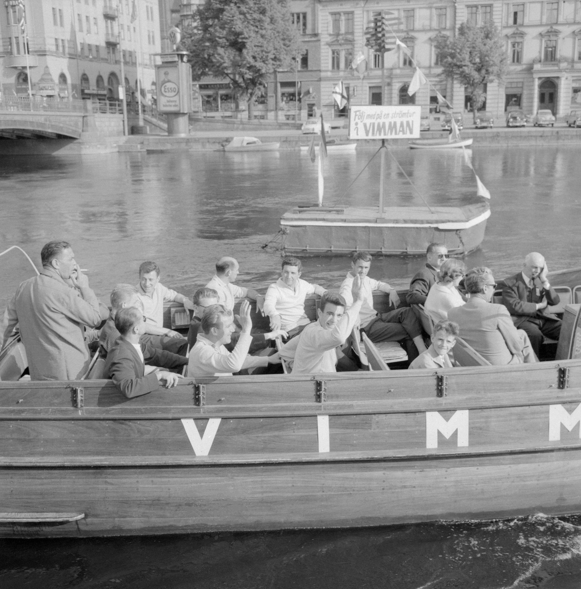 Den franska vm-truppen vid 1958 års mästerskap i fotboll kopplar av genom en tur med rundtursbåten Vimman på Motala ström i centrala Norrköping. Laget har vunnit sitt gruppspel och härnest väntar kvartsfinal mot Nordirland på Idrottsparken.