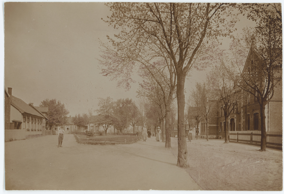 Vogts gate - Kong Haakons plass, ca. 1920-årene.
Til høyre: pikeskolen.