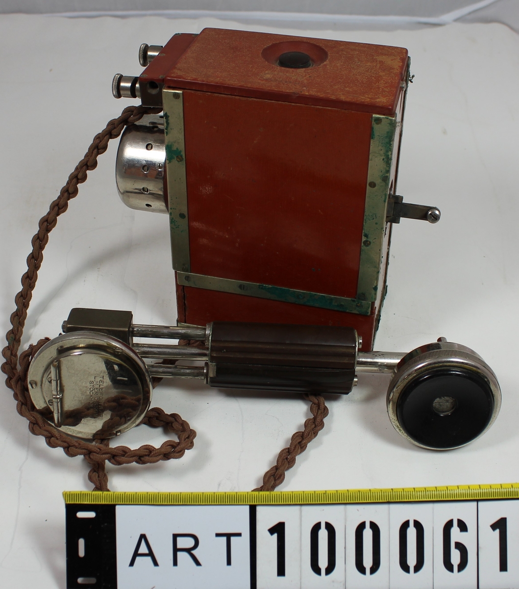 "relativt lätt patrulltelefonapparat" med läderfodral, modellen fastställdes 1911.

Tc nr 90170
Ind nr 902

Mått;
Bredd 250, djup 100 och höjd 180mm.