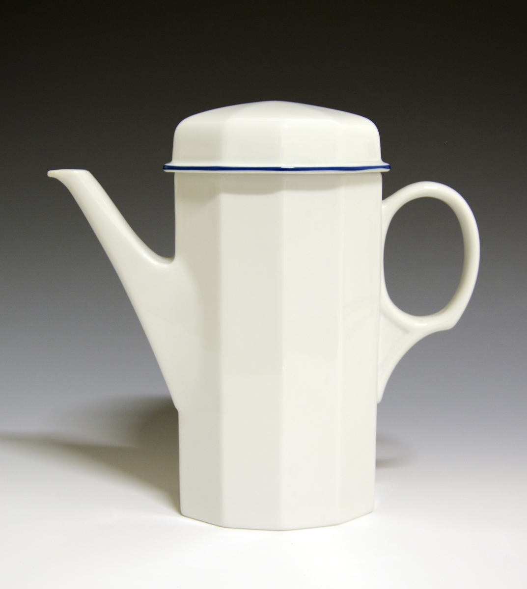 Mangekantet kaffekanne med lokk, av porselen. Hvit glasur. Dekorert med en enkel blå strek langs lokkets utkraging.
Modell: Octavia, tegnet av Grete Rønning i 1977.
Dekor: Blå strek.