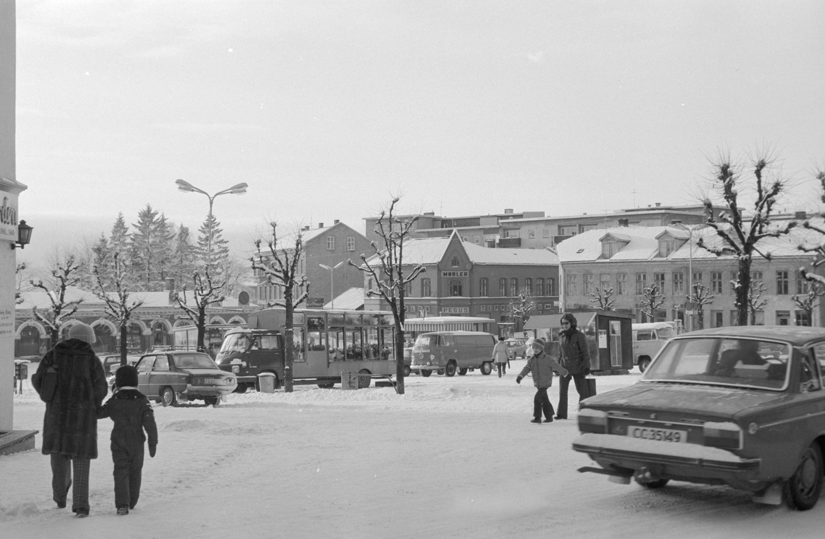 Torggata, Stortorget, vinter, personbiler, Hamar.