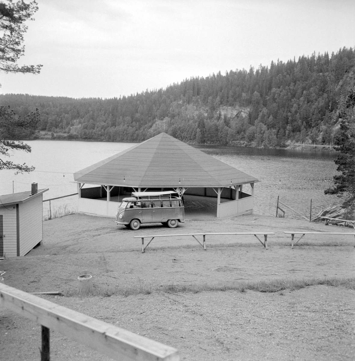 Festplatsen Valö är en av de mest klassiska i Östergötland och otaliga är de som roat sig på ön. Bakom anläggningens tillkomst låg Björkfors GoIF som efter storartad insats kunde inviga sin nöjespark 1956. Nu skrev man 1958 och det rustas för ännu en säsong.