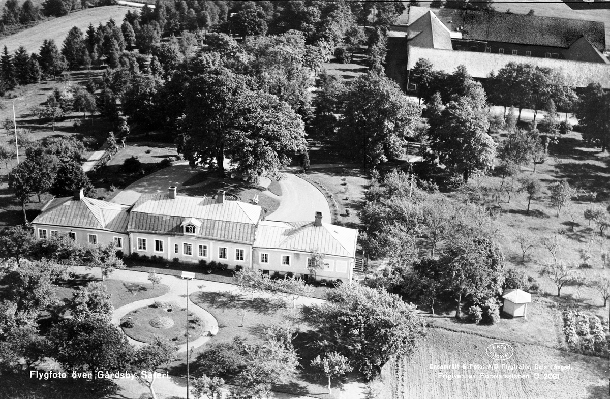 Huvudbyggnaden på Gårdsby säteri är uppförd i slutet av
1700-talet, flyglarna 1810. 
Sedan 1935 ägs Gårdsby av familjen Gowenius.