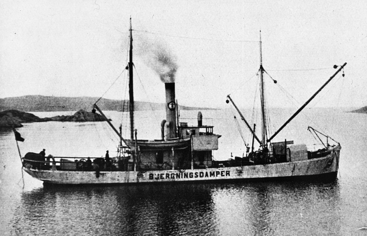 Bergnings/slepebåten DS HERKULES (bygget 1888) merket med "Bjergningsdamper" på langsiden.