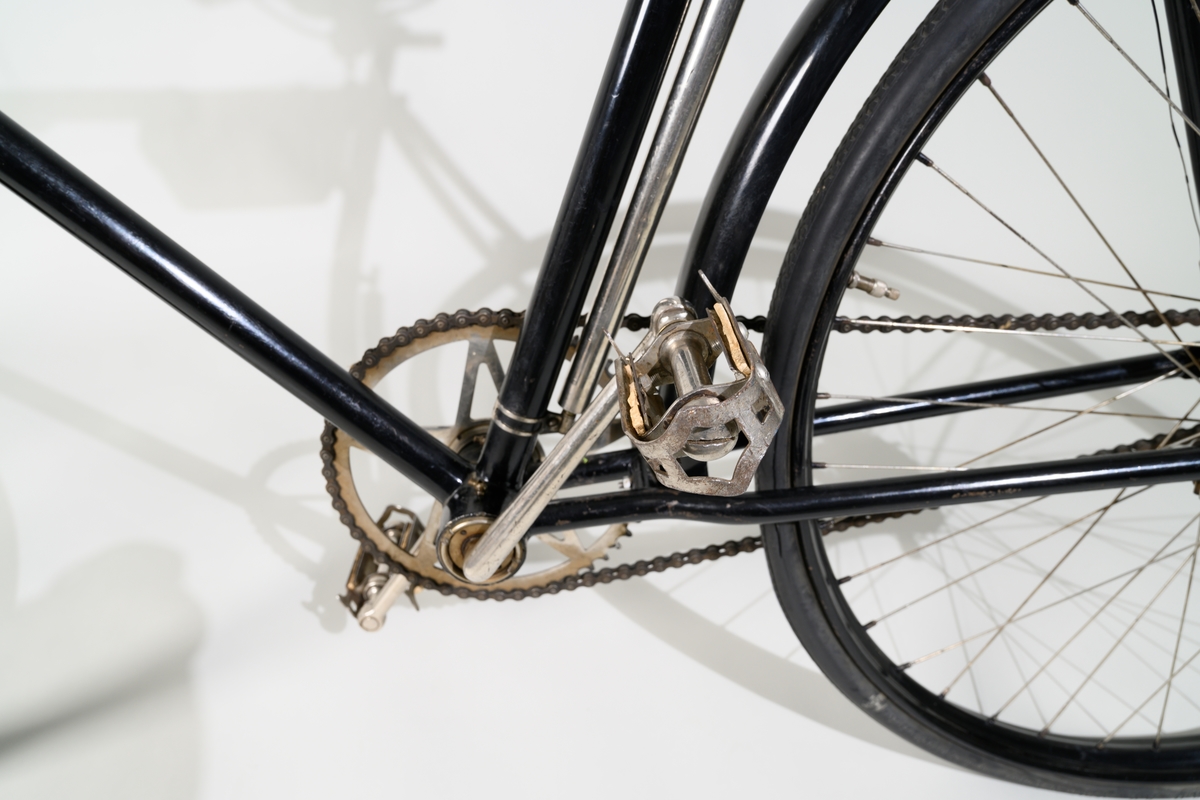 Herrcykel av märke Nordstjernan 1911, svartlackerad. Cykeln är försedd med handbroms på framhjulet, växelnav på bakhjulet: C 24248, halvrunda pedaler, fällbar pakethållare framtill och ringklocka på styret samt lädersits. Framdäck Tiger Special Cord och bakre däck Värnamo Gummifabrik. Förnicklad cykelpump och liten väska är monterade på cykeln. Tillverkningsnummer 60385.