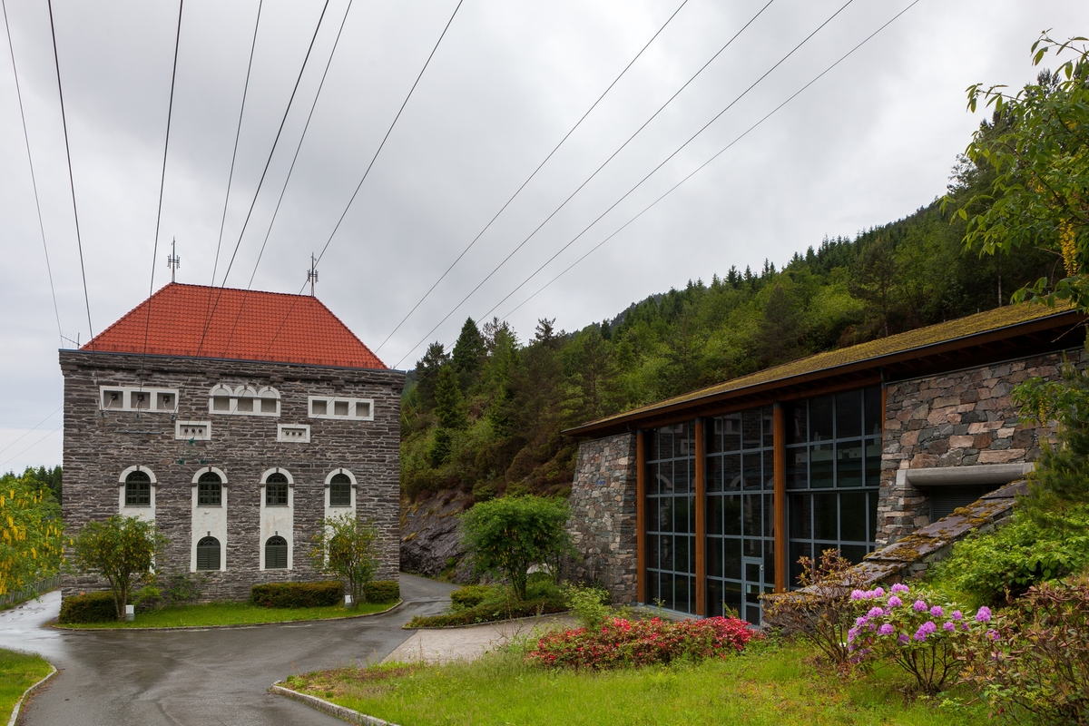 Herlandsfoss kraftverk er frå 1919 og ligg på Osterøy i Hordaland. I 1995 kom det ny kraftstasjon som tok over for den gamle.