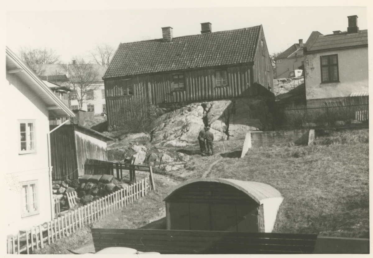 To bilder fra Hollenderberget. Bilde 1: Bygningene er senere revet. Bilde 2: I forgrunnen inngangen til tilfluktsrommet fra Skoggaten.


