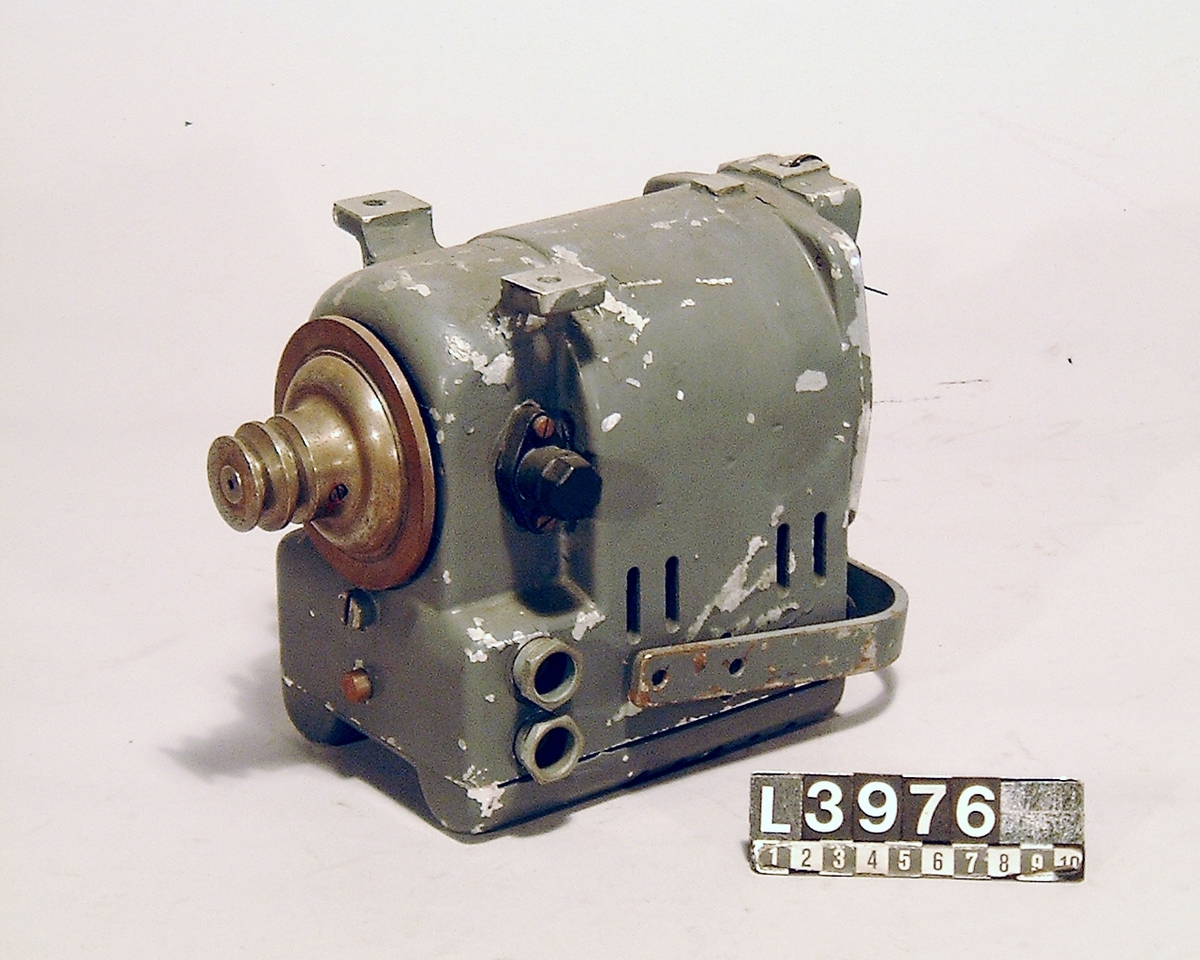 Symaskinsmotor, testad vid centrallaboratoriet, Essingen. På apparaten finns även en metallbricka fäst med inv.nr. 1378.