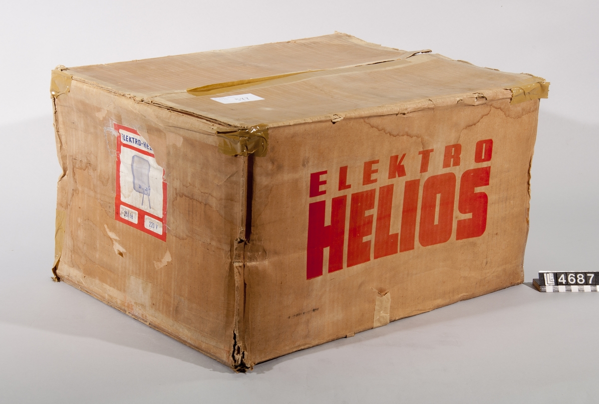 Electro Helios varmvattenberedare, Typ 25 163A, tillv år 2 54, rymd 8L, eff 1000W, 220v. Provad den 28Apr 1954. Förpackningskartongen märkt 25166.
Tillbehör: Duschslang metallomspunnen med duschhandtag, upphängningskrok, montage- och skötselbeskrivning.