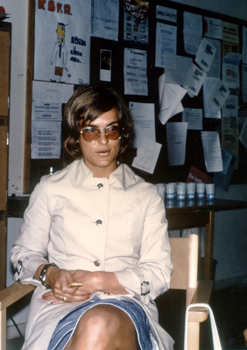 En okänd kvinna sitter i Brattåsskolans lärarrum cirka 1970.