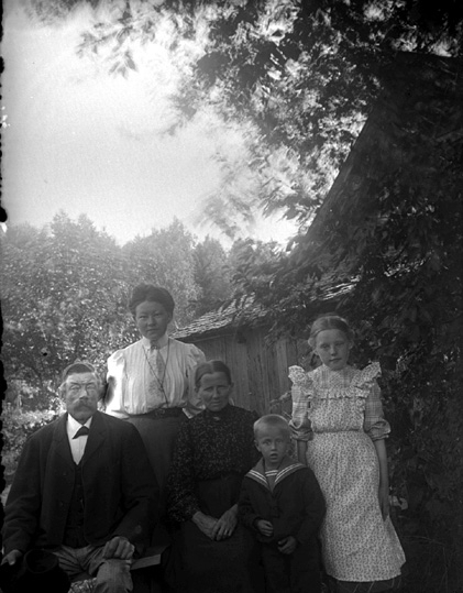 Evald Lundberg med familj, Lillhärad.