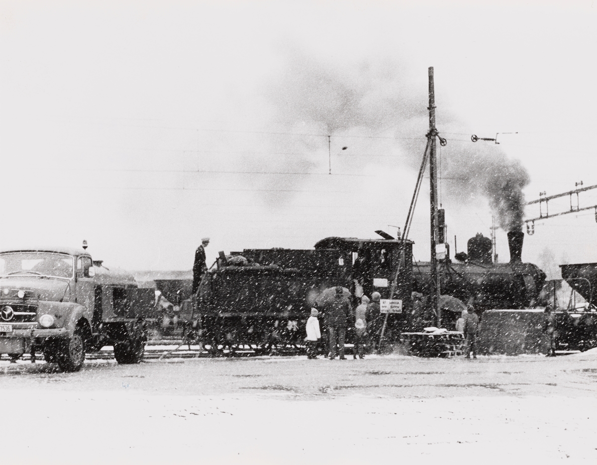 Damplokomotiv type 21b nr. 252 fylles med vann og kull på Kongsberg stasjon