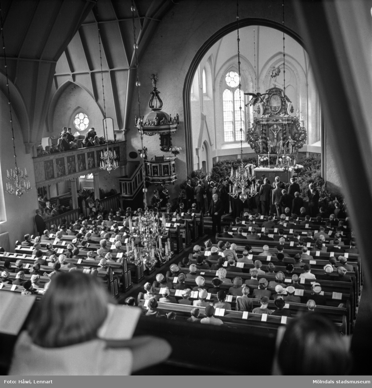 Utdelning av minnesgåvan vid pappersbruket Papyrus 60-årsjubileum. Mölndals kyrka, 24/9 1955.