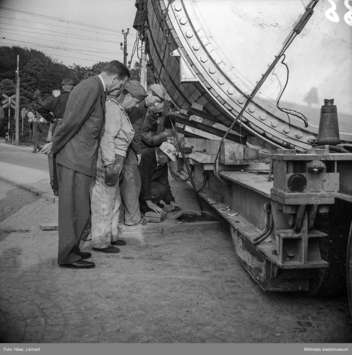 Transport av pappersbruket Papyrus PM2 yankeecylinder. Cylindern fraktas med lastfordon mot Papyrus i Mölndal, 2/6 1956.