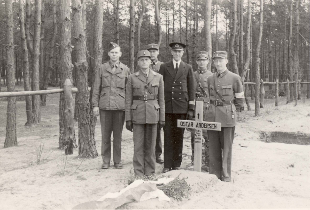 Fenrik Ludvig Hartmarks bilder fra tysk fangenskap under 2.VK. Løytnant Oscar Andersens grav i Luckenwalde. Mannen i marineuniform er kapt. Kjeve. De andre er brakkekamerater.