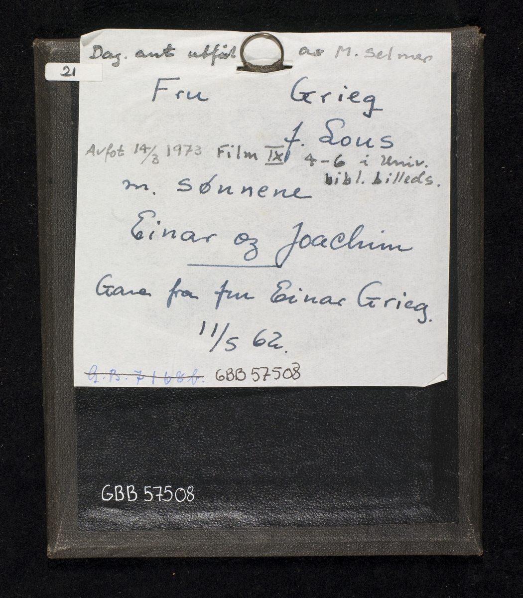 Daguerreotypi av mor med to sønner.
F.v.: Einar Grieg (1852-1933), Camilla Grieg f. Lous (1825-1901), Joachim Grieg (1849-1932).