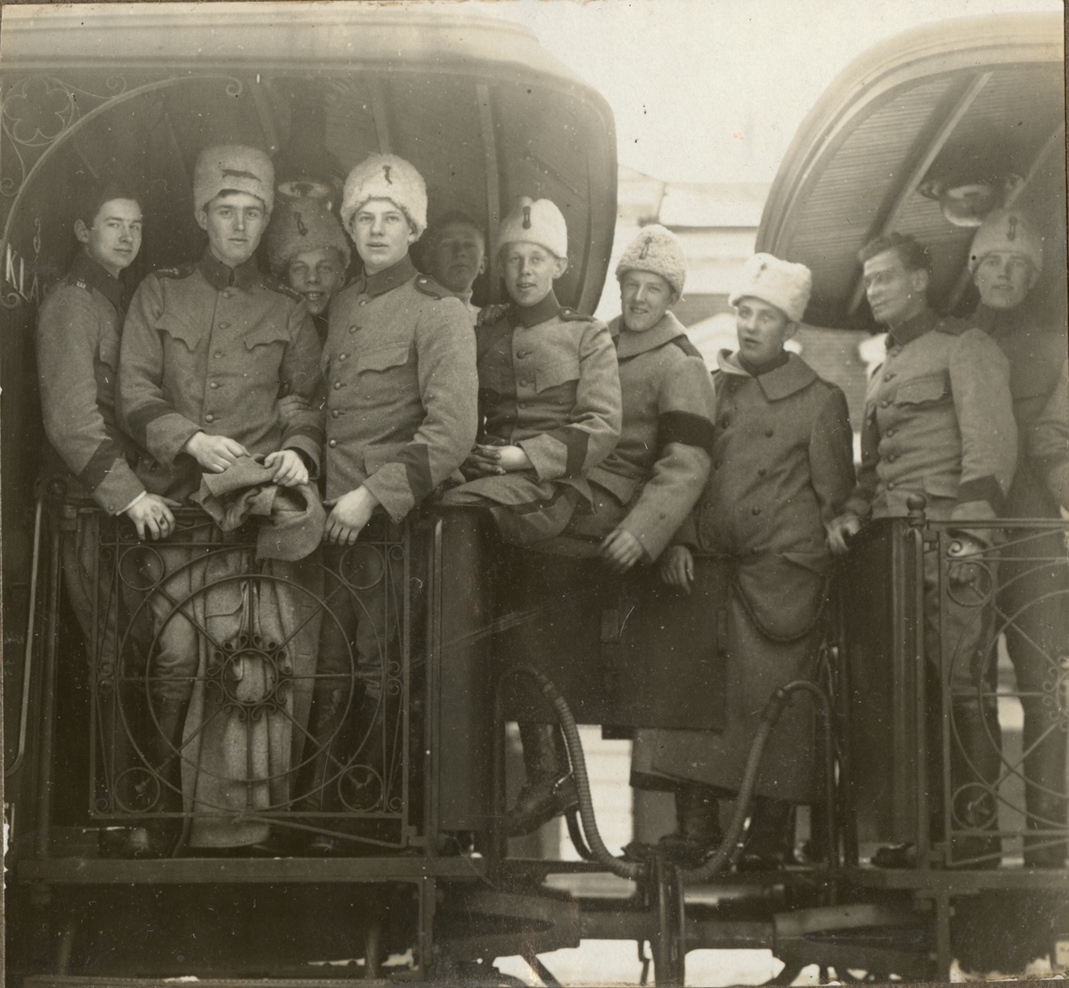 Soldater på tågvagn.