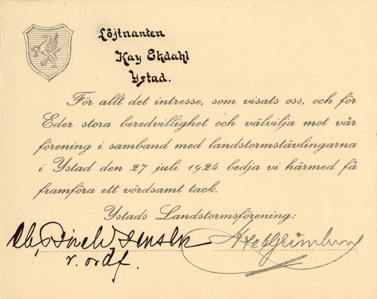Text i fotoalbum: "Landstormstävlingarna i Ystad 27. juli 1924".

Fordonet på bilden är en Westcott bil, 55 hk 6 passagerare+ förare, som registrerades på Hilding Svensson i Stävie den 3/8 1920.