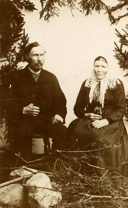 Foreldra til Ola i Brenno: Husmannsparet Anders Olsson Brenno (1833-1920) og Rannei Olsdotter Brue (1824-1918) frå Vøllseige. Ukjent fotograf. BV 83-099. (Foto/Photo)