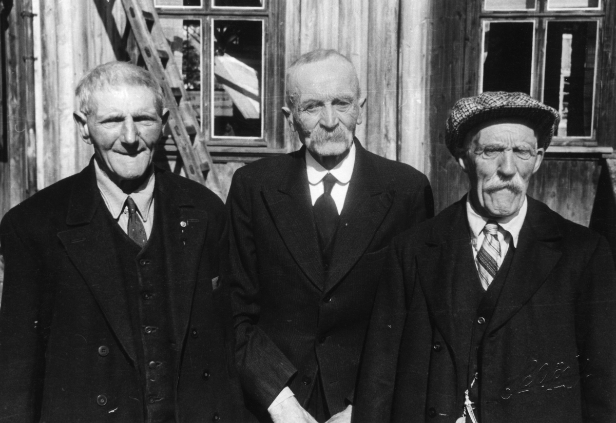 Tre ansatt ved Røros kobberverk fotografert i Bergskrivergården i forbindelse med medaljeutdeling for lang og tro tjeneste ved verket ved 300-årsjubileet til kobberverket i 1946
