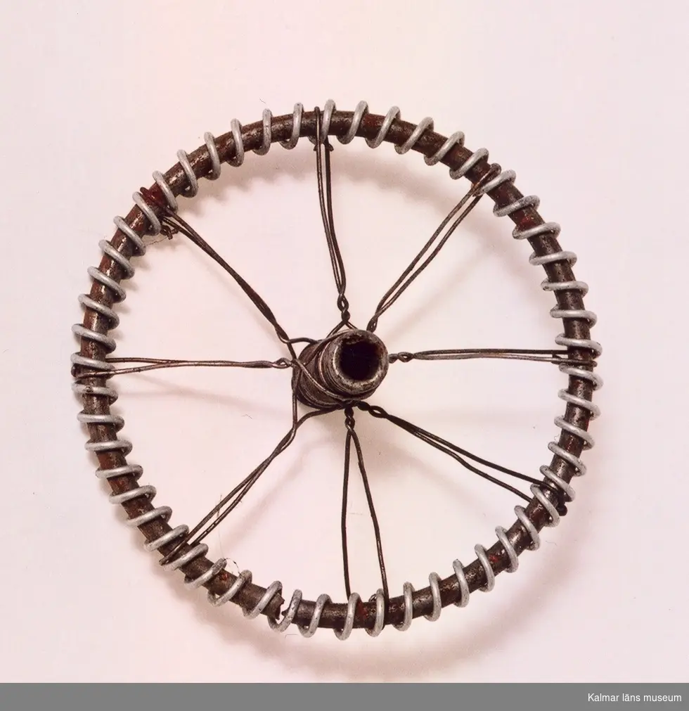 KLM 39586:42 Hjul, 5 st, av ståltråd. Hjulen är av den typ som använts vid tillverkningen av cyklar och bilar. Trådarbete. Tillverkad av givaren Yngve Axtelius som var verksam som trådslöjdare.