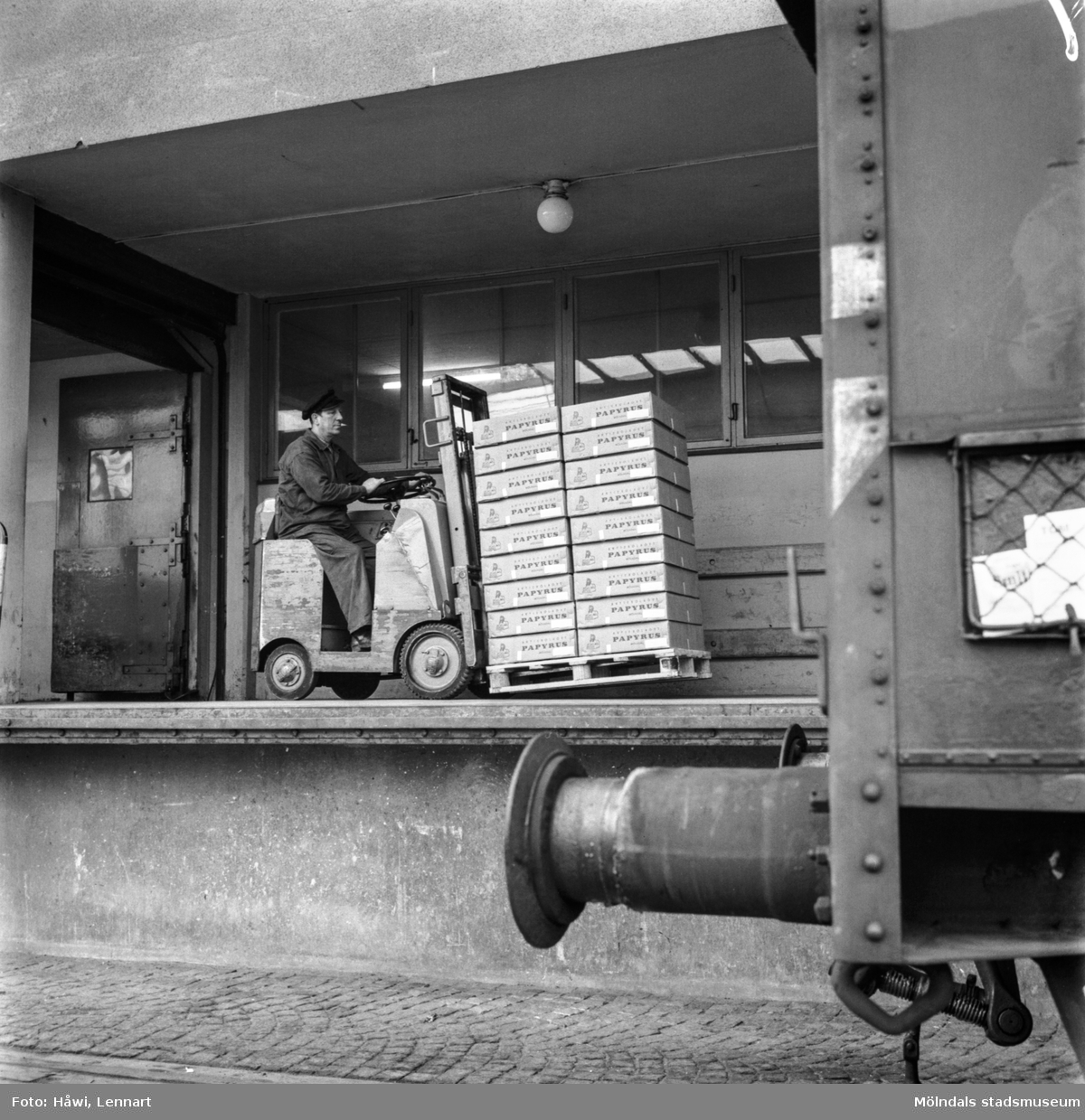 Man i arbete med truck på pappersbruket Papyrus i Mölndal, 15/11 1958.