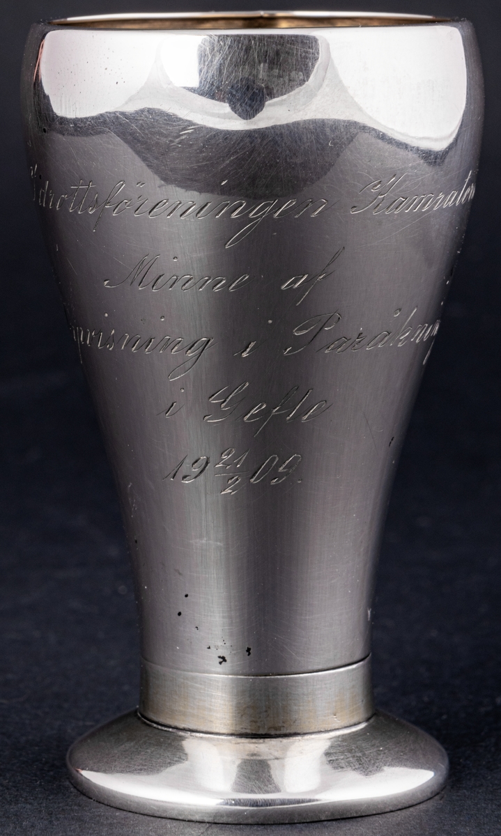 Bägare i silver med inskription.
Stämplad CGH, F7.