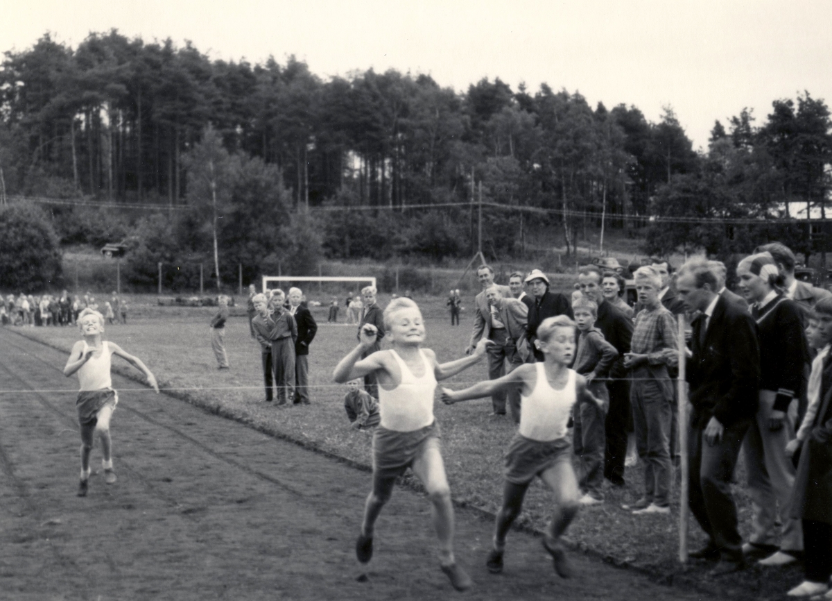 Kålleredsskolan har idrottsdag på Stretereds idrottsplats i september 1958. Några pojkar tävlar mot varandra i att springa snabbast.