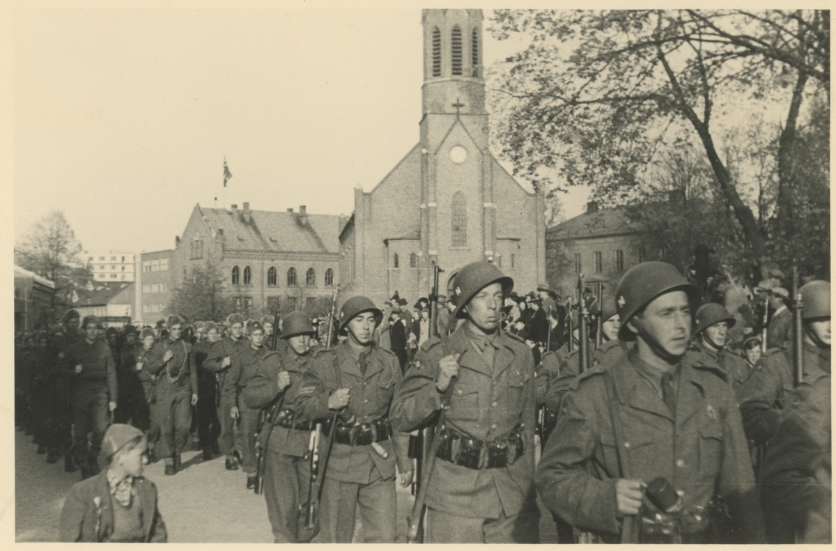 Begivenhetsrike dager i mai 1945. Fire bilder
