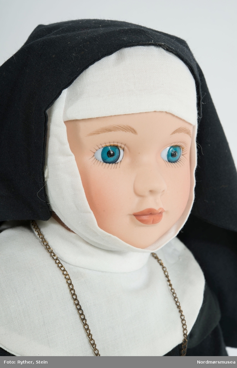 Sannsyneligvis en kjøpt dukke som har fått erstattet sine klær med egenproduserte nonneklær. Funnet på Stella Maris Barnehage i Kristiansund.