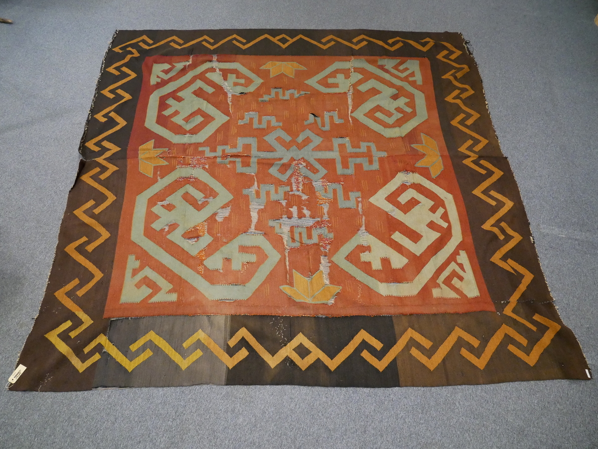 Teppet er vove i tre lengder som er samansydde. Mønsteret er symmetrisk. Endane har vore falda.