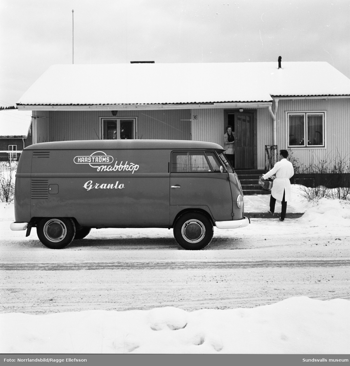 Karströms Livs i Granlo har hemleverans av varor med en VW-buss.