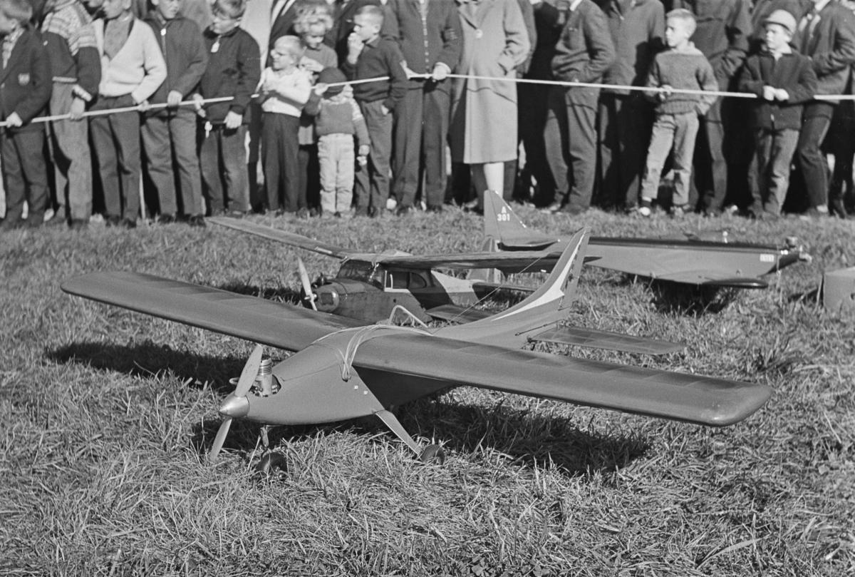 Fra norgesmesterskapet for modellfly på Kjeller i 1963.
Det ble konkurrert med både radistyrte og linestyrte fly.