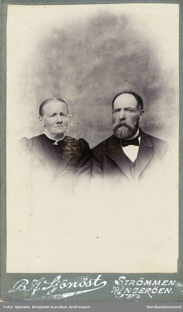 Portrett av to eldre personer.
