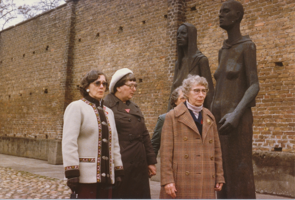 Fra Ravensbrück i Tyskland 22. april 1980. Fire norske kvinner som var fanger i Ravensbrück under 2. verdenskrig, fra venstre Ingrid Haugen, Inger Gulbrandsen, Nadine Larsen (halvt skjult) og Solveig Iversen. Bildet er tatt under en tur "Foreningen for politiske fanger" arrangerte til Berlin 17.-24. april 1980.