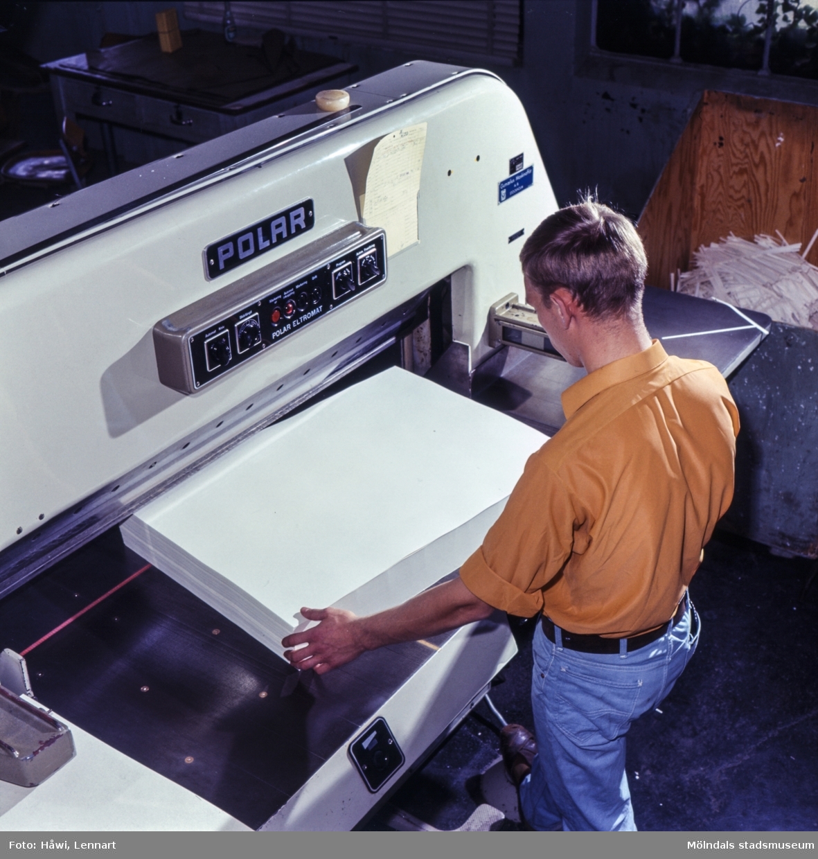 Man i arbete vid skärmaskin på pappersbruket Papyrus i Mölndal, 3/10 1966.