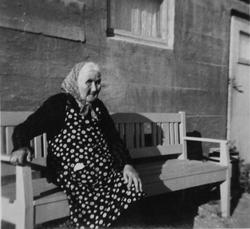 Brita Halonen på benk i 1951. Eier av Halonengården i Vadsø.