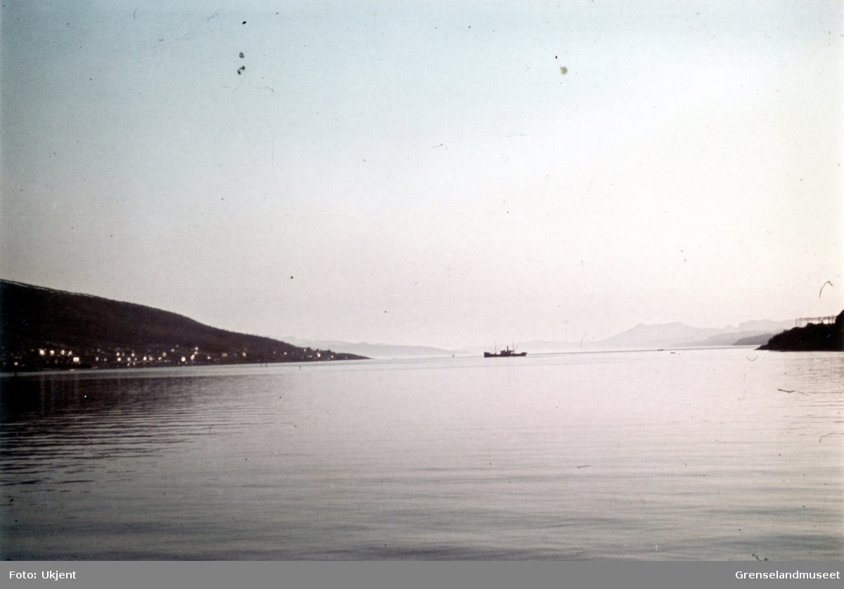 Innløpet til Narvik havn. Ankenes til venstre, Framnes til høyre.