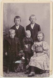 Servatius og Alette Johansens fem barn (1899?)