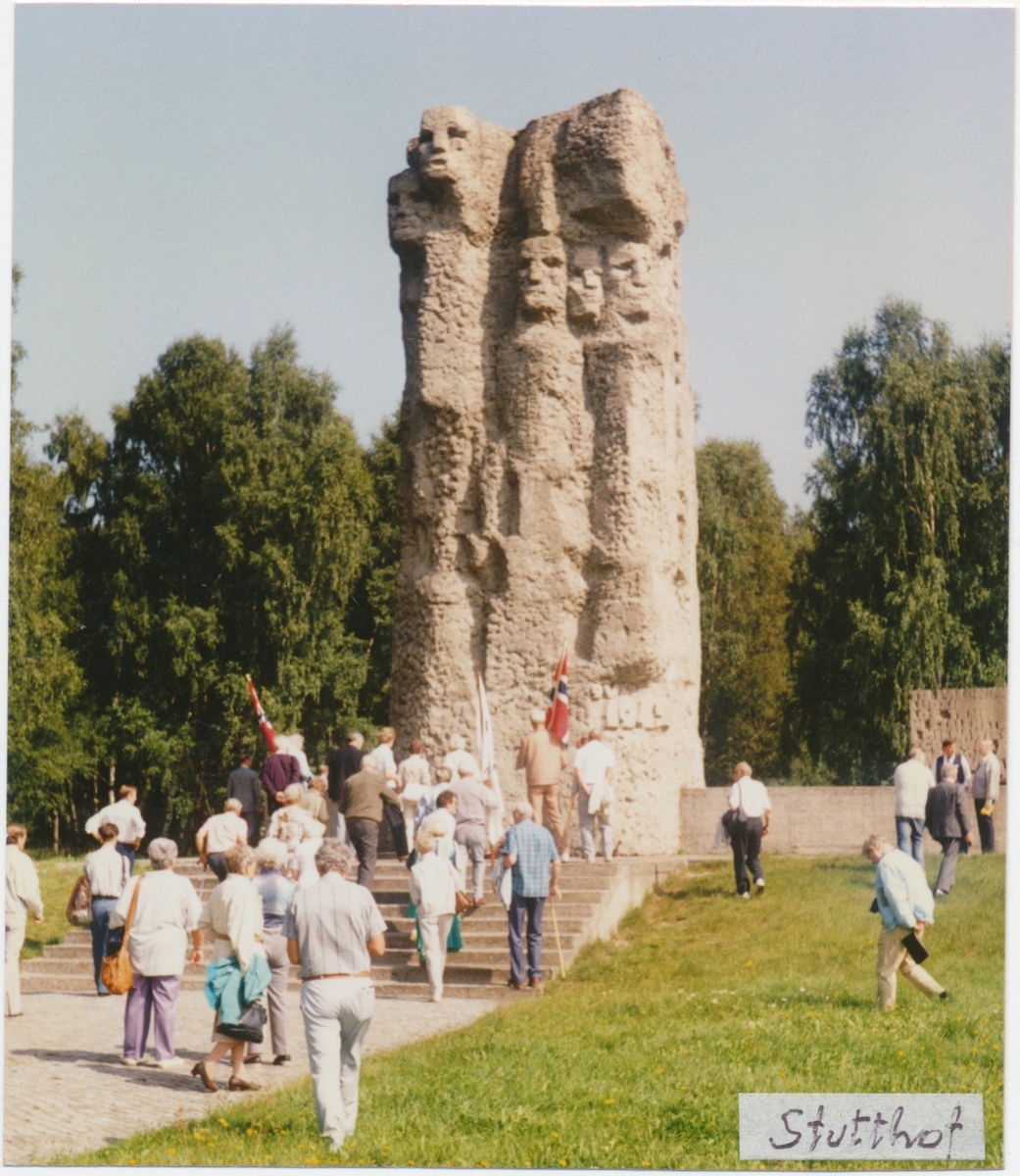 Minnesmerke i den tidligere konsentrasjonsleiren Stutthof i Sztutowo, Polen. Bildet er tatt 28.08.1988, under en tur som Foreningen av politiske fanger 1940-1945 arrangerte til Polen til 24.08.-08.09.1988,