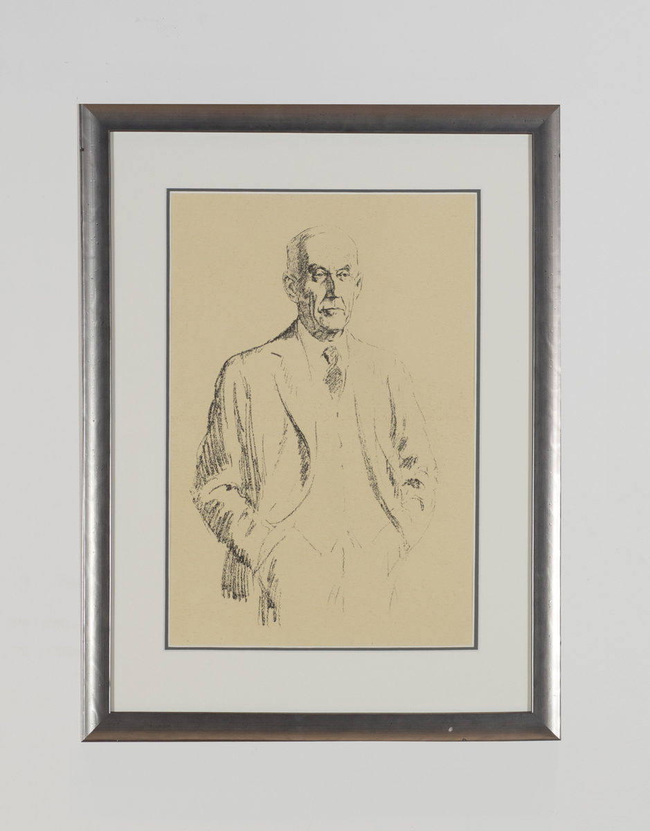 Roald Amundsen portrettert i trekvart-figur - stående med hendene i lommene. 