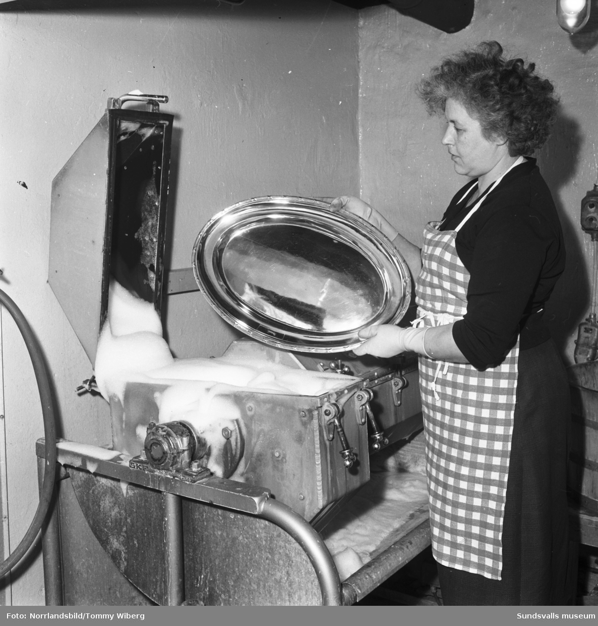 Hotell Knaust, bilder från verksamheten bakom kulisserna. Reportagebilder med personal som exempelvis diskar, tvättar, reparerar inventarier och maskiner.