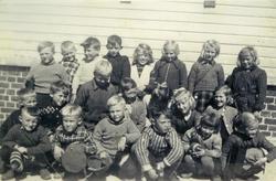 Elever på Sævland skole 1938. Poserer foran skolehuset. Tota