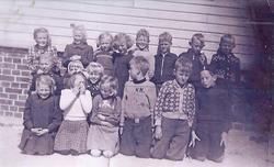 Elever på Sævland skole 1937. Poserer foran skolen. Totalt 1