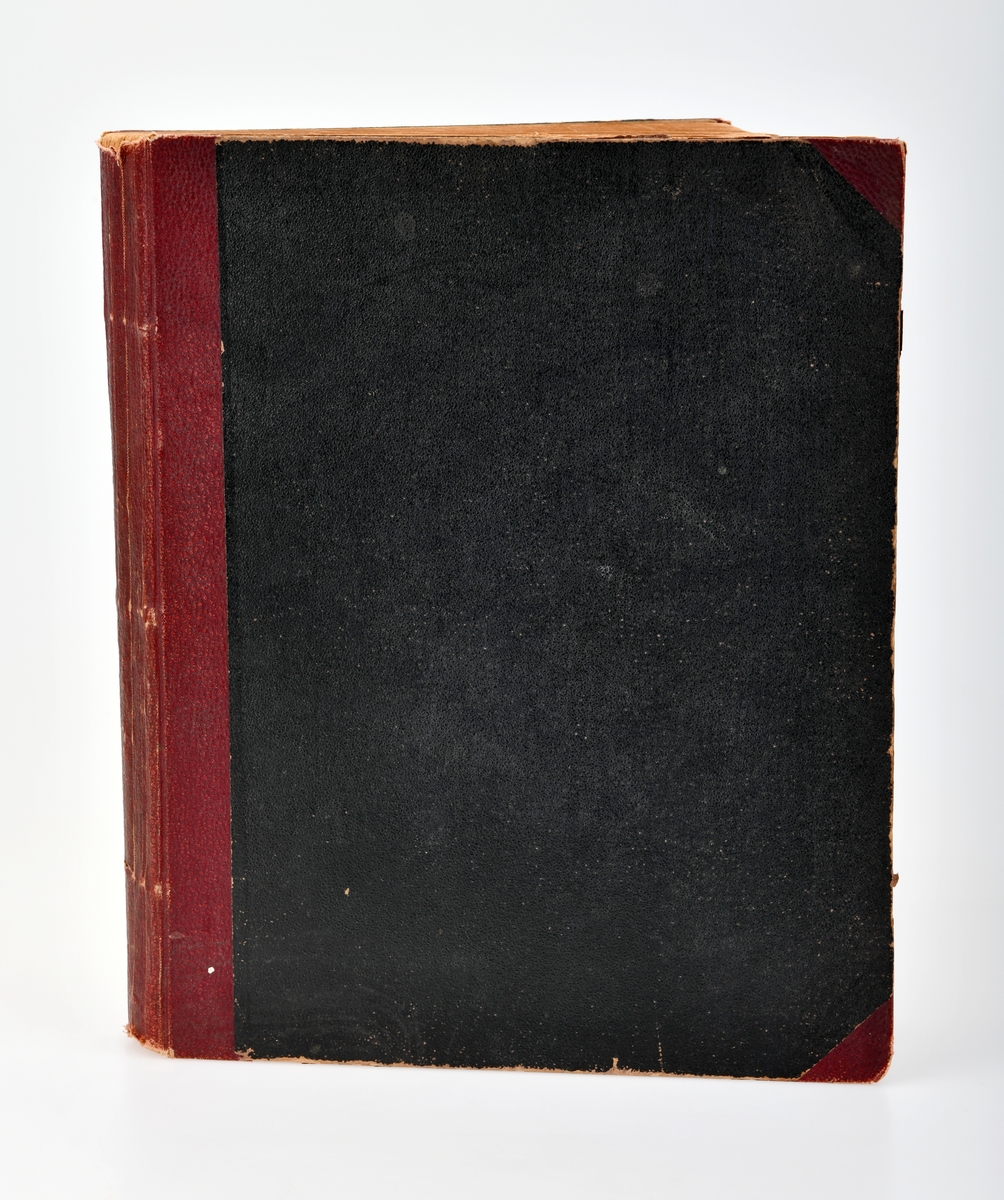 Ukebladet Husmoderens Blad nr.1-52 fra antatt 1901 er innbudet som bok med stive permer.