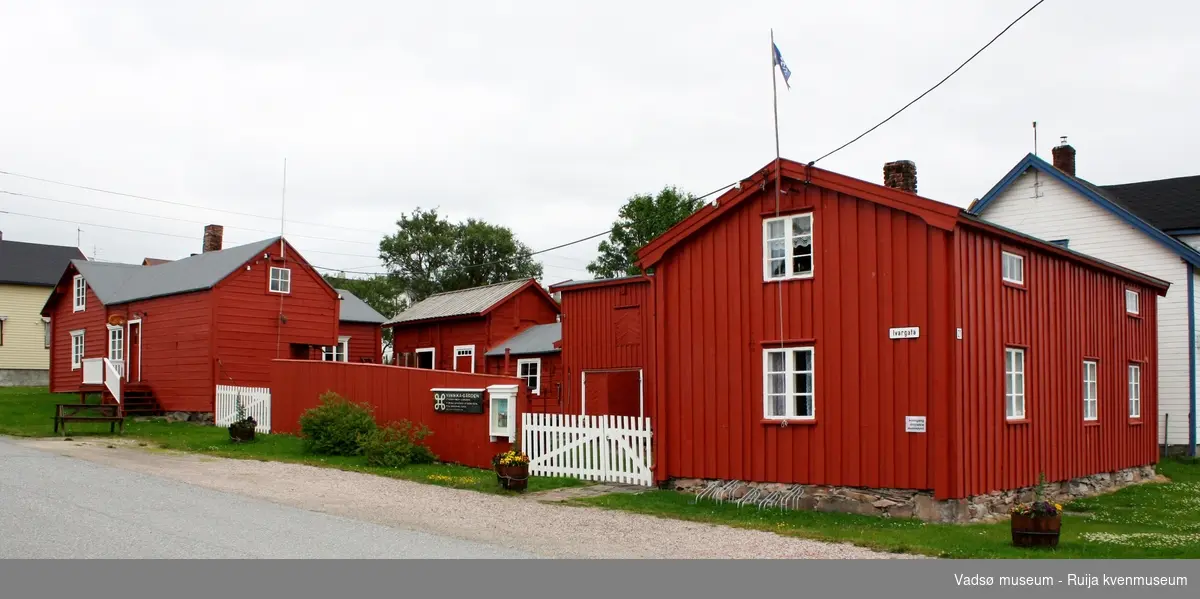 G.nr/B.nr: 10/90. Våningshus med tidligere fjøs og stall. Badstu.