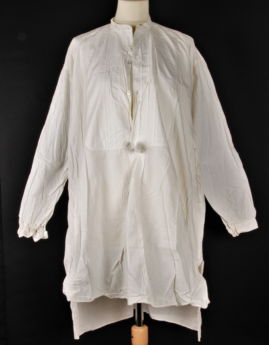 Nattskjorte med bærestykke, lang med lang erm, hvit, knapper foran.